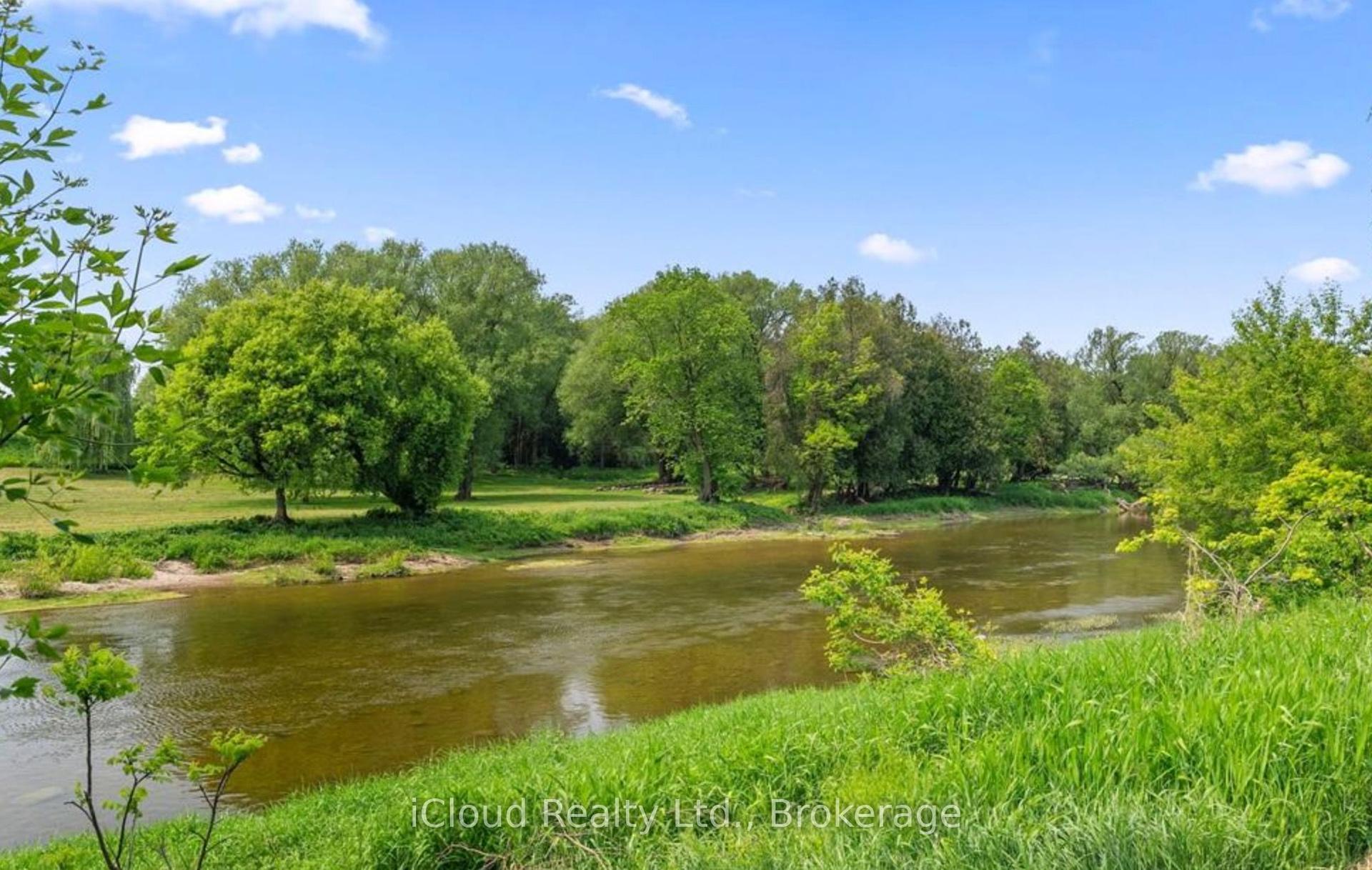 248 Victoria Street W — photo 1