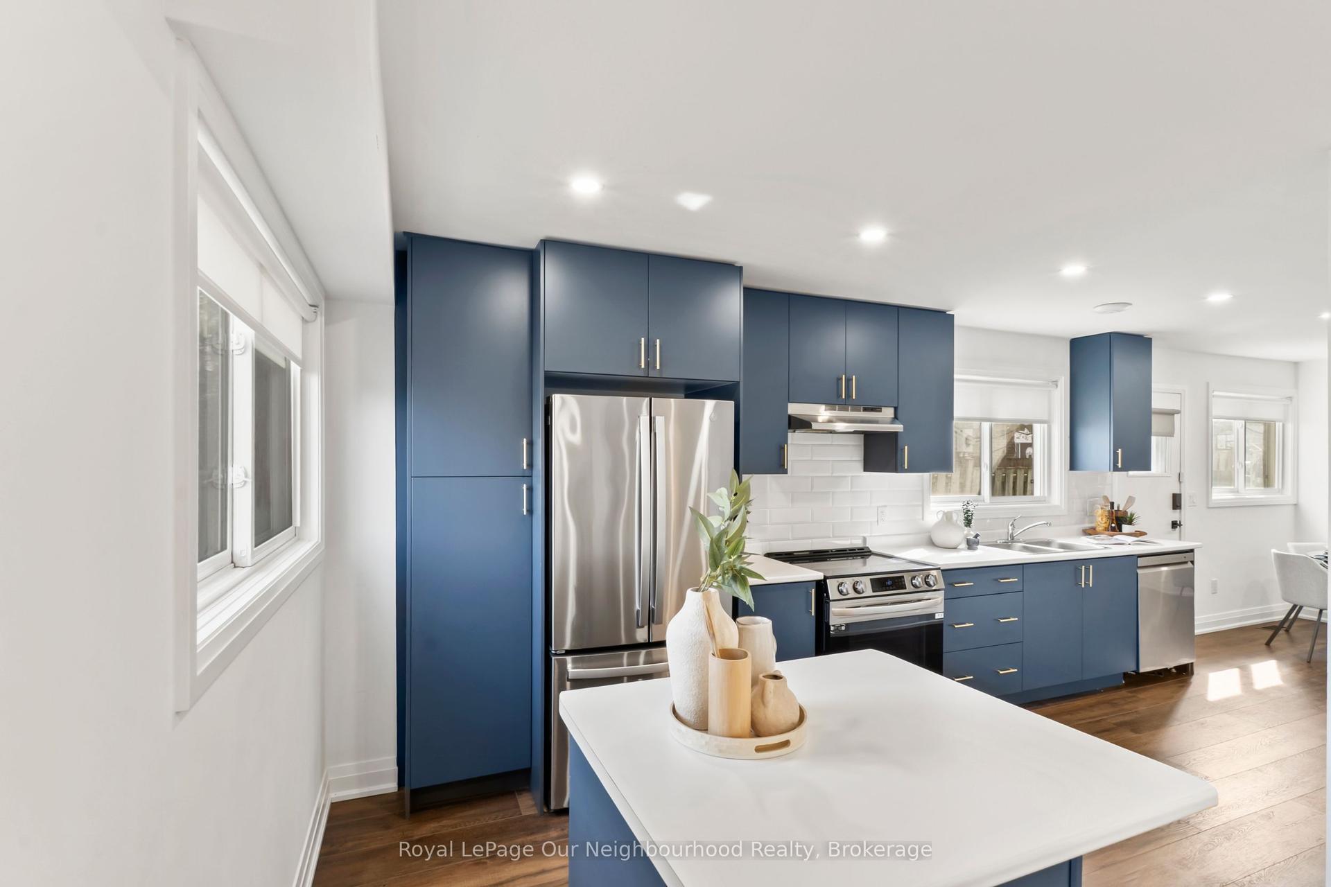 571 Berwick Crescent — photo 1