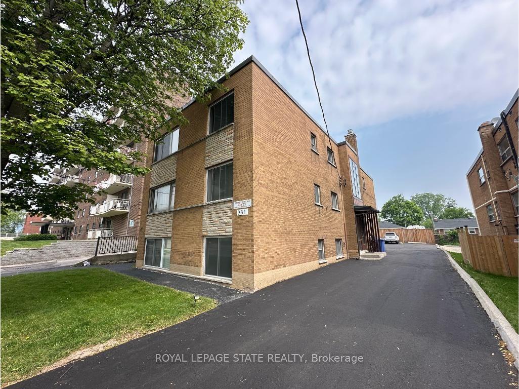 981 Mohawk Road E — photo 1