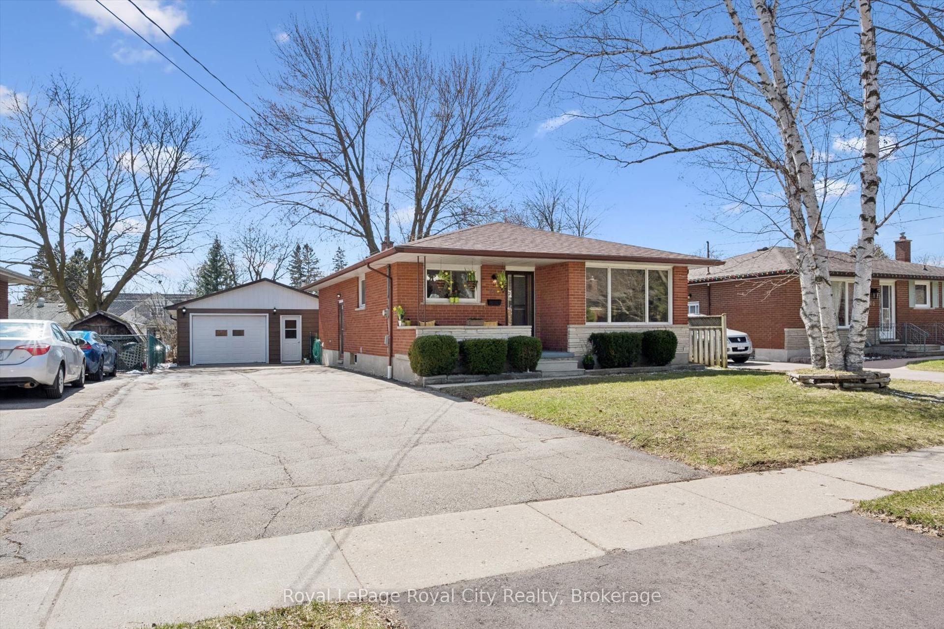 16 Kenwood Crescent — photo 1