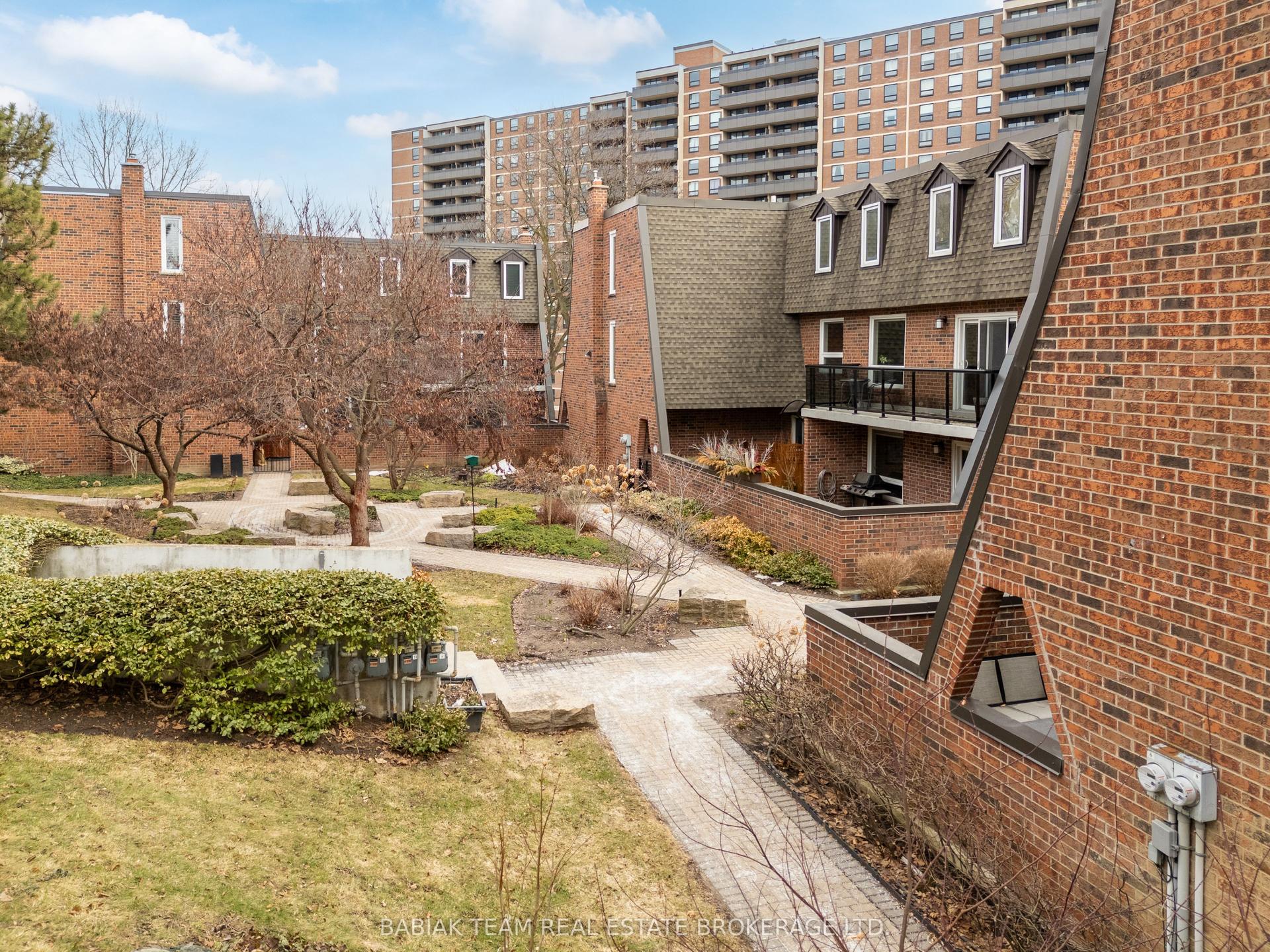 22 La Rose Avenue TH7 #TH7 — photo 1