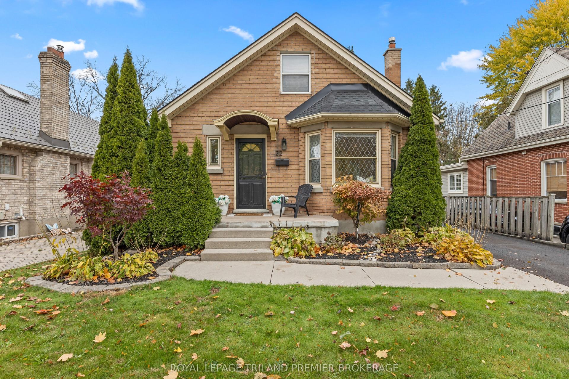 22 Briscoe Street E — photo 1