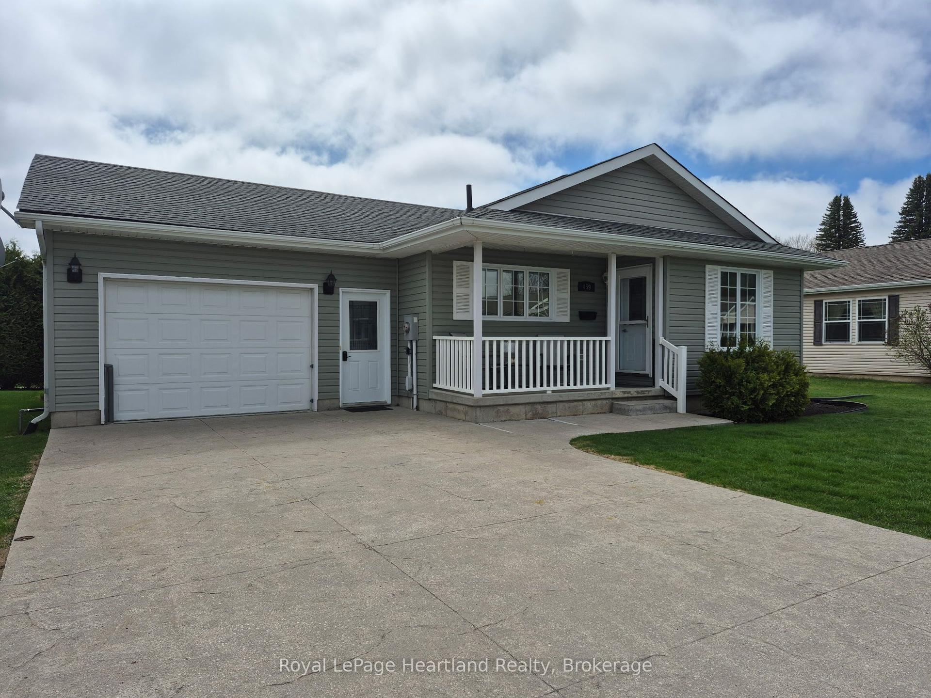 459 Richard Crescent — photo 1