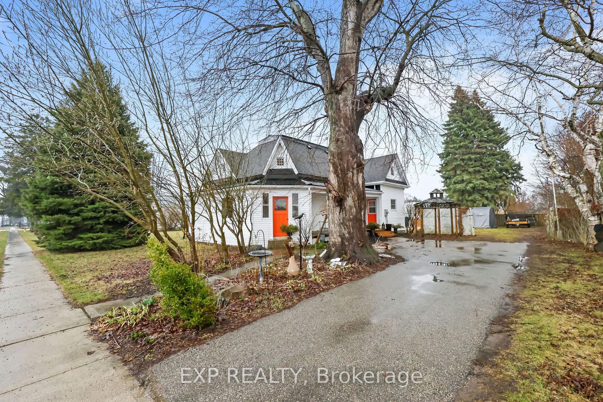 137 Oak Street E — photo 1