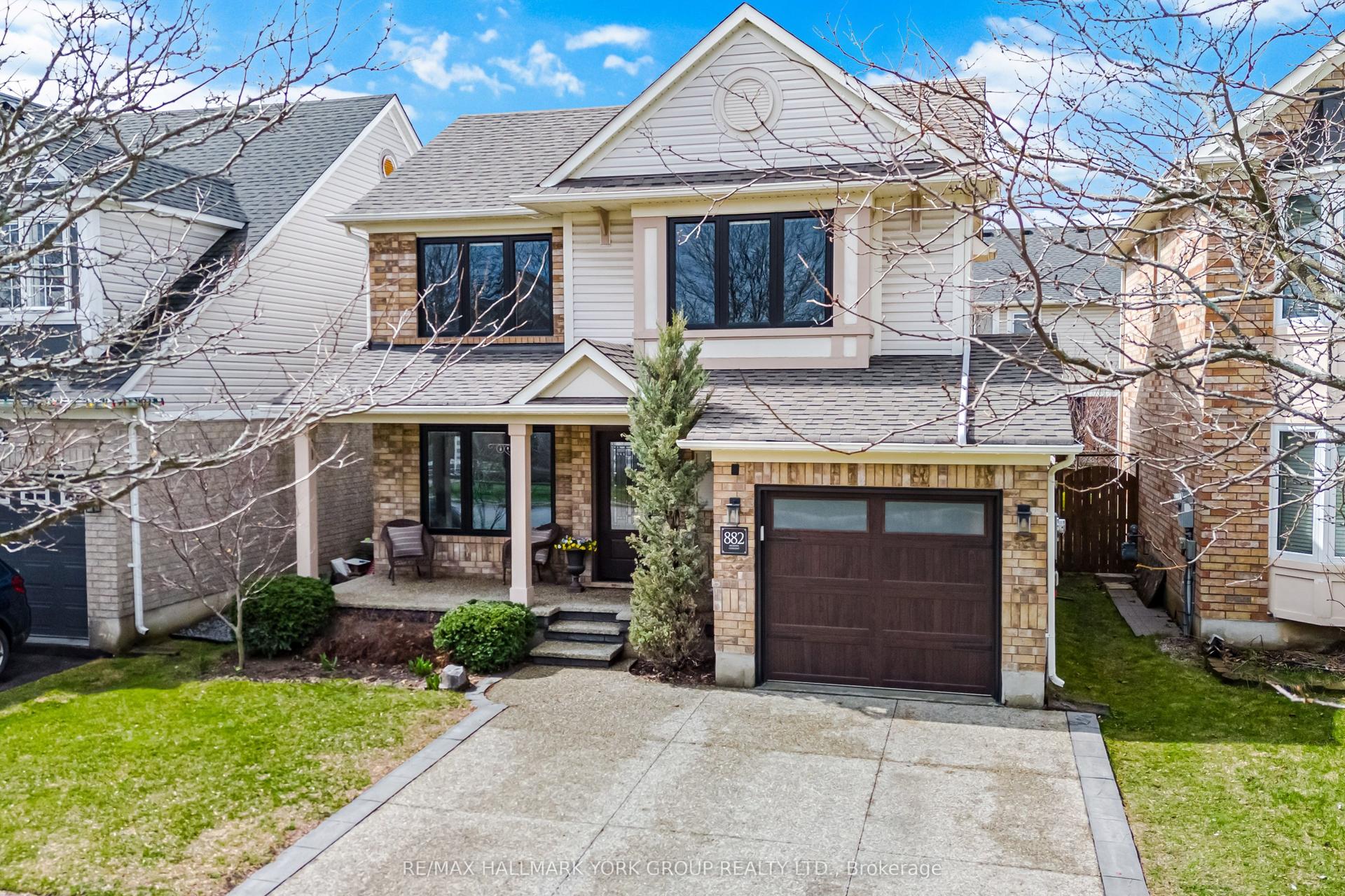 882 McDuffe Crescent — photo 1